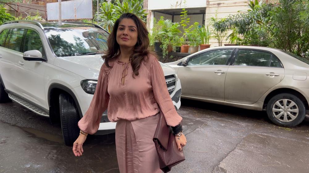 raveena-tandon-was-snapped-at-a-dubbing-studio-in-bandra